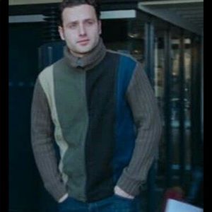 Looking fit this sweater size large